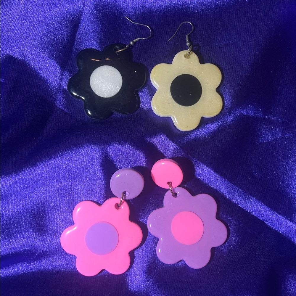LOT 2 Pairs of Blush Daisy Mismatched Daisy Earrings from 2020 pink purple B&W